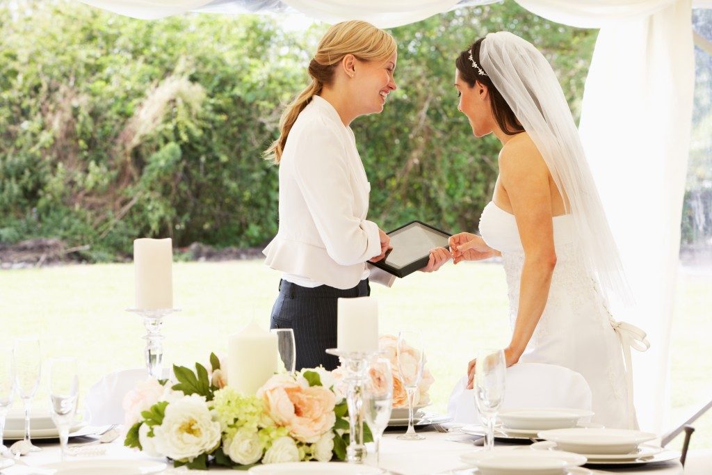 Bride talking to the wedding planner